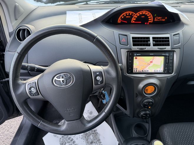 Toyota Yaris 90 D-4D MILLENIUM 5P GRIS F de 2011