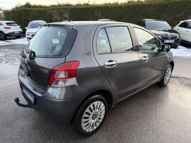 Toyota Yaris 90 D-4D MILLENIUM 5P GRIS F de 2011