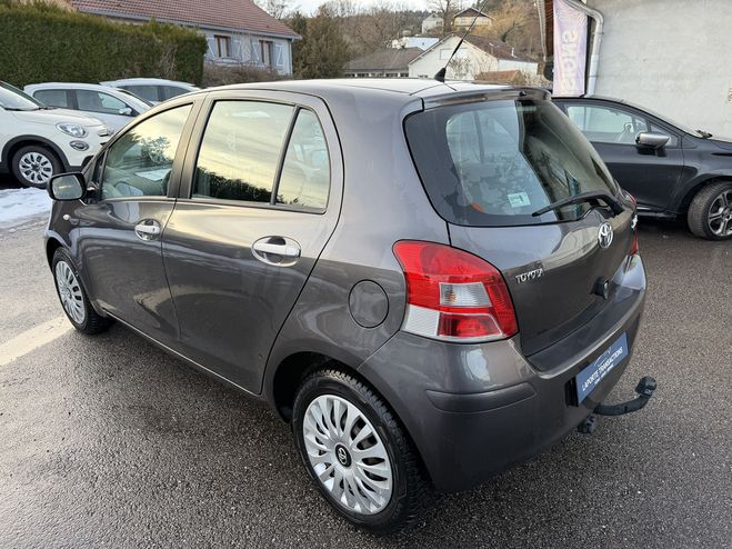 Toyota Yaris 90 D-4D MILLENIUM 5P GRIS F de 2011