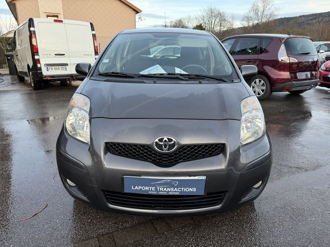 Toyota Yaris 90 D-4D MILLENIUM 5P GRIS F de 2011