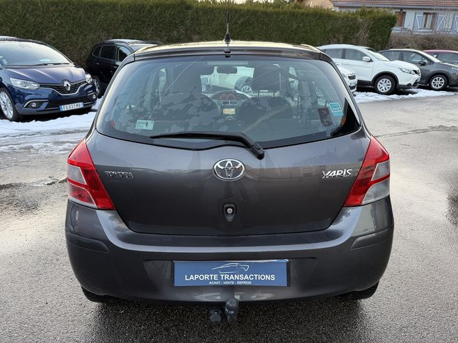 Toyota Yaris 90 D-4D MILLENIUM 5P GRIS F de 2011