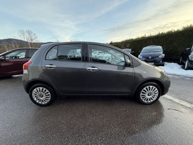 Toyota Yaris 90 D-4D MILLENIUM 5P GRIS F de 2011