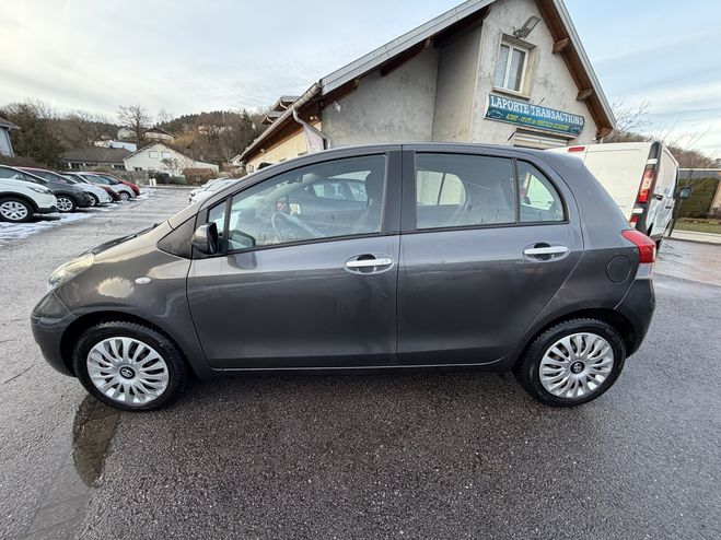 Toyota Yaris 90 D-4D MILLENIUM 5P GRIS F de 2011