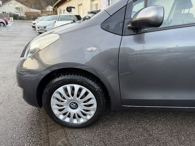 Toyota Yaris 90 D-4D MILLENIUM 5P GRIS F de 2011