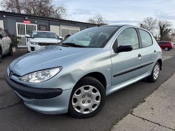  Voir d&eacute;tails -Peugeot 206 1.4i 75CH Urban 5p &agrave; Gerzat (63)
