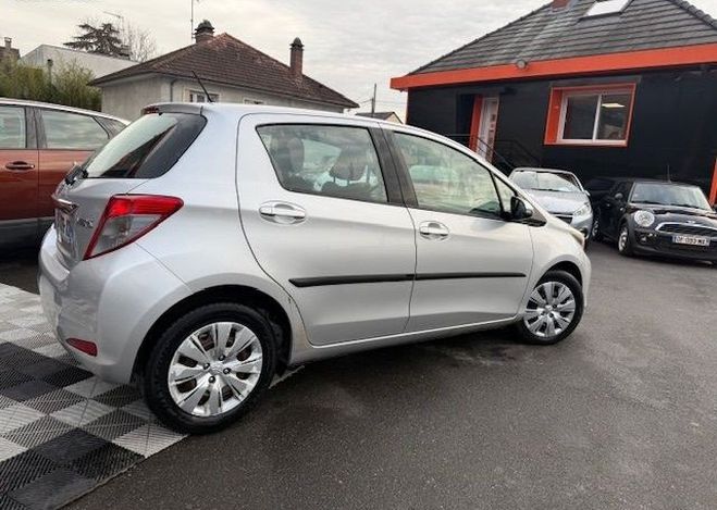 Toyota Yaris 90 D-4D DYNAMIC 5P Gris de 2012