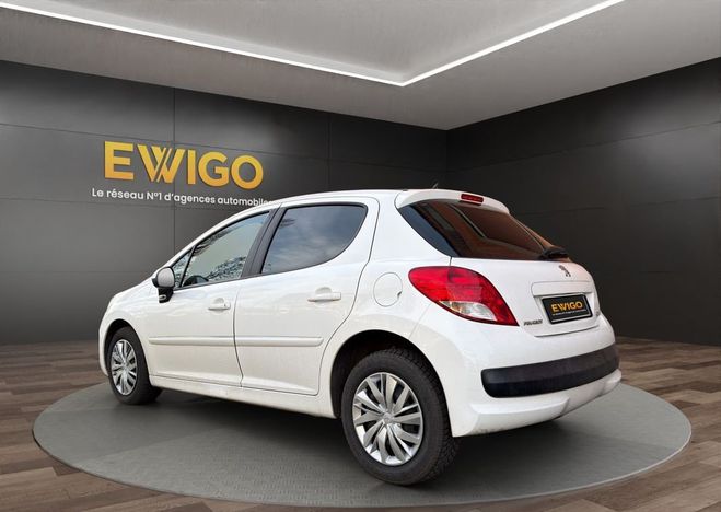 Peugeot 207 207    1.4 73 cv 54 kw essence distri ok Blanc de 2013