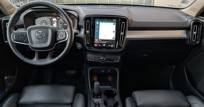 Volvo XC40 d4 2.0 190cv momentum toute options Noir de 2018