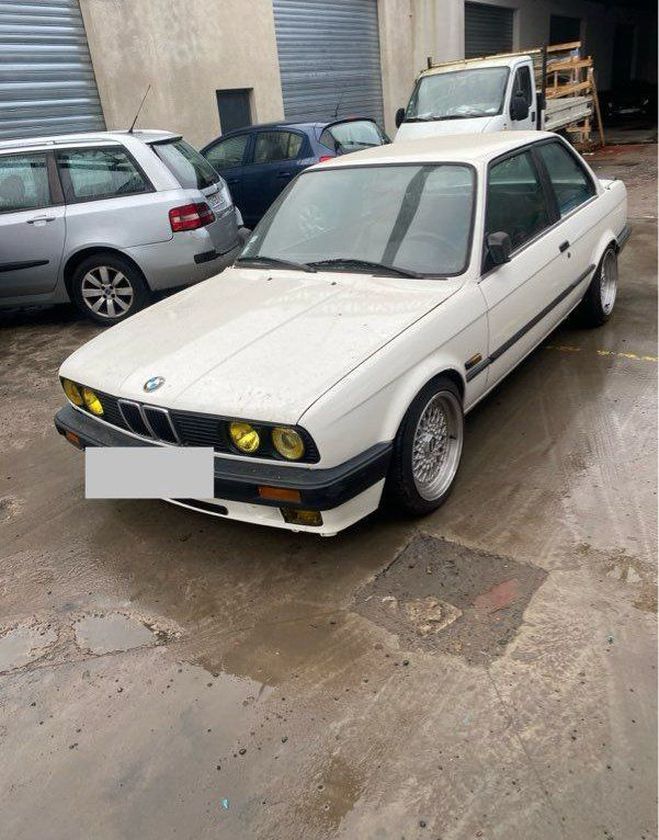 BMW Serie 3 316i E30 pack M mod�le tr�s Blanc de 1989