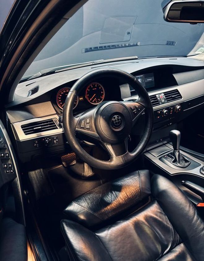 BMW Serie 5 e60 (1) 550ia 4.8 v8 luxe origine france Noir de 2006