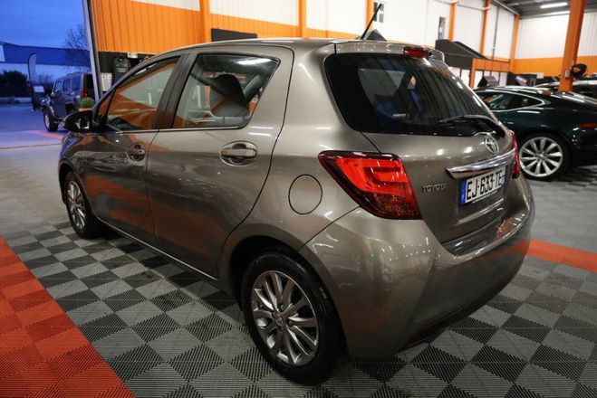 Toyota Yaris 69 VVT-I DYNAMIC 5P Gris C de 2016