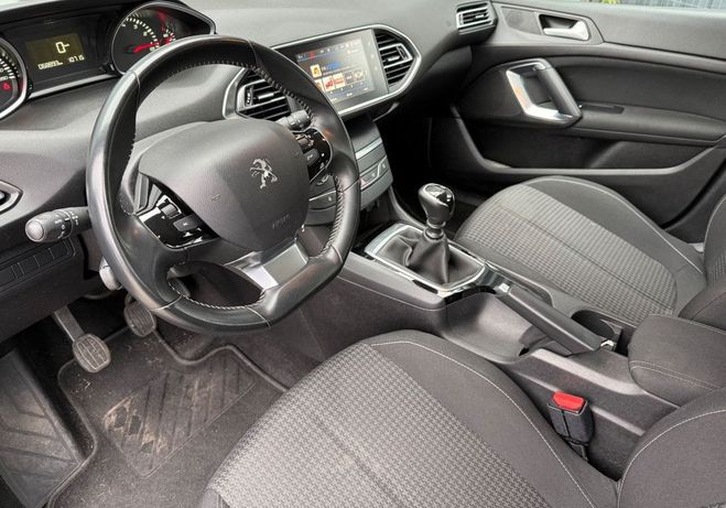 Peugeot 308 1.2 110ch allure distribution neuve, car Gris de 2019