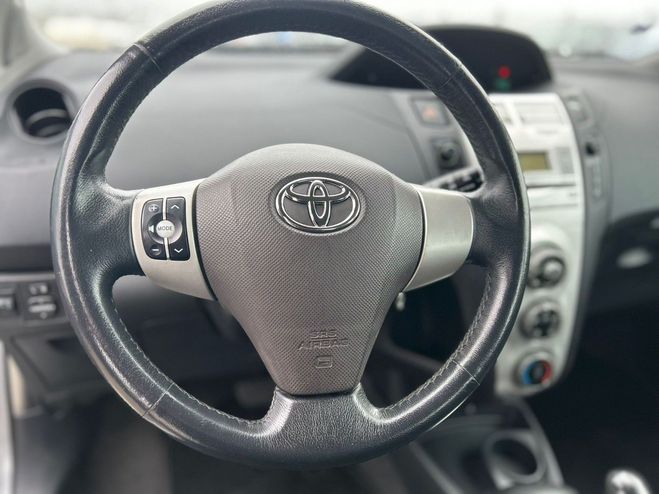 Toyota Yaris Base Gris de 2006