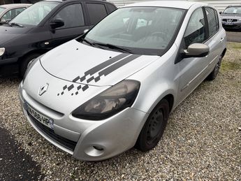  Voir d&eacute;tails -Renault Clio III (B/C85) 1.2 16v 75ch TomTom 5p &agrave; Saint-Priest (69)