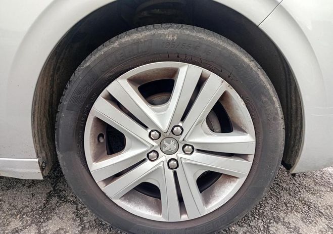 Peugeot 208 1.2 PureTech 82ch BVM5 Style Gris de 2018