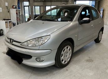  Voir d&eacute;tails -Peugeot 206 1.4 HDI TRENDY 5P &agrave; Cannes (06)