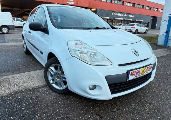 Cliquer pour voir la photo suivante Renault Clio III 1.2 16v 75ch Expression 3p Blanc de 2009