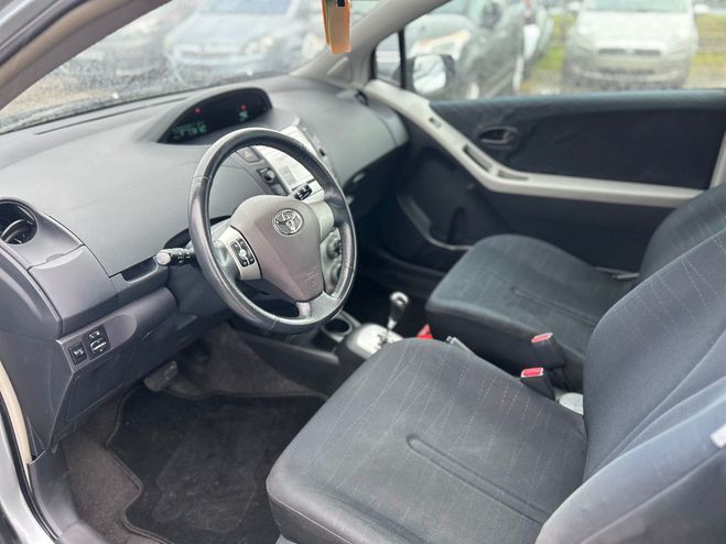 Toyota Yaris Base Gris de 2006