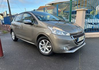  Voir d&eacute;tails -Peugeot 208 5 portes finition style 68mkms premi�re  &agrave; Montfermeil (93)