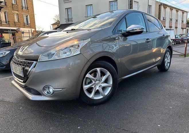 Peugeot 208 5 portes finition style 68mkms premi�re  Dor� de 2014