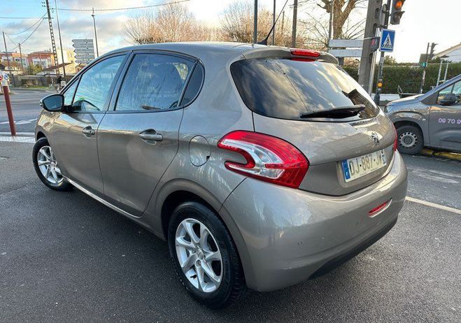 Peugeot 208 5 portes finition style 68mkms premi�re  Dor� de 2014