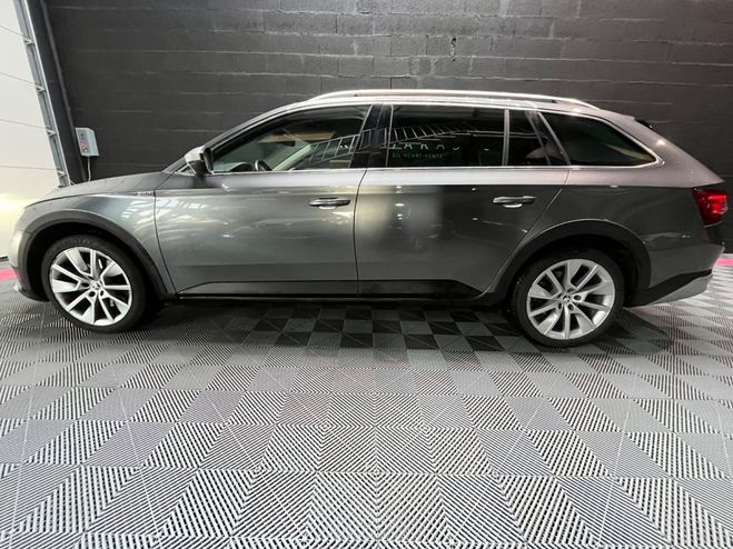 Skoda Superb COMBI 2.0 TDI 200 SCR DSG7 4x4 Scout / R Gris de 2022