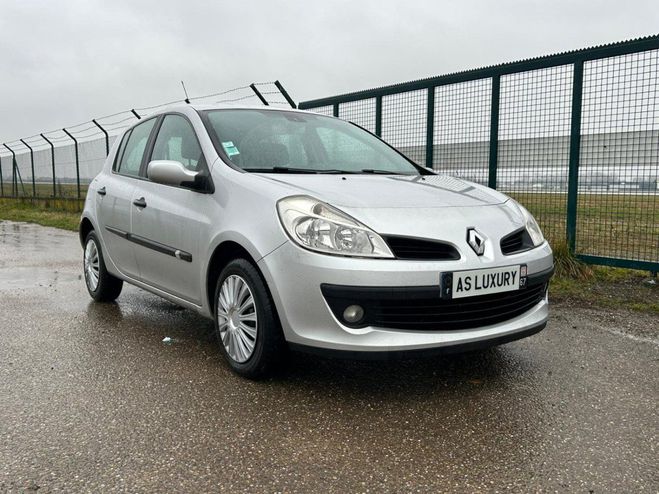 Cliquer pour voir la photo suivante Renault Clio 1.4L 16V 98 5P Luxe Privilege Gris Clair de 2006