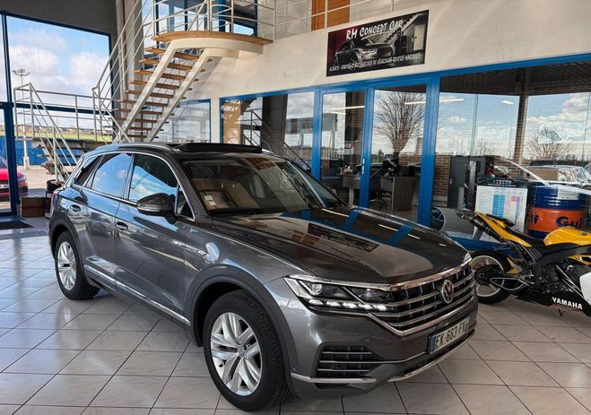 Cliquer pour voir la photo suivante Volkswagen Touareg 3.0 V6 TDI 231CH CARAT EXCLUSIVE 4MOTION Gris de 2019