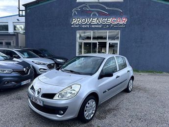  Voir d&eacute;tails -Renault Clio III 1.2 16v 75ch Dynamique 5p &agrave;  La Farl�de (83)