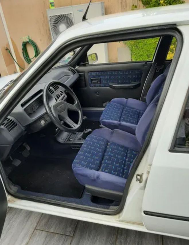 Peugeot 205 un Sacre numero   de 1995