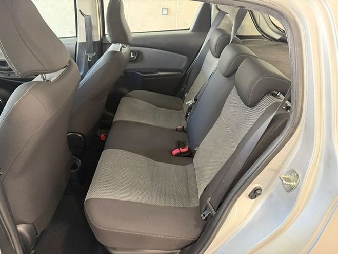 Toyota Yaris III (2) HYBRID 100H DYNAMIC 5P Grise de 2016