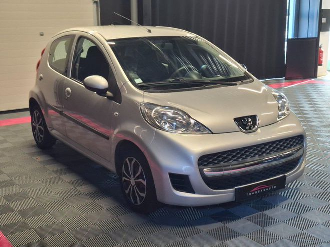Peugeot 107 1.0e 12V 68ch BLUE LION 2-Tronic Urban M Gris de 2010