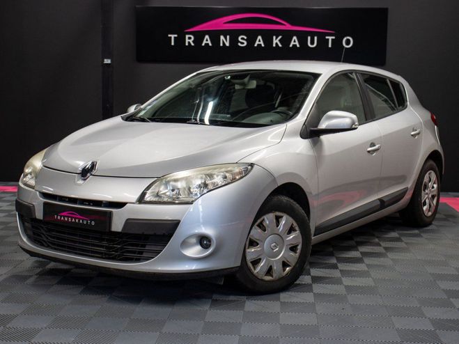 Cliquer pour voir la photo suivante Renault Megane III BERLINE TCE 130 Carminat Tom-Tom Eur Gris de 2010