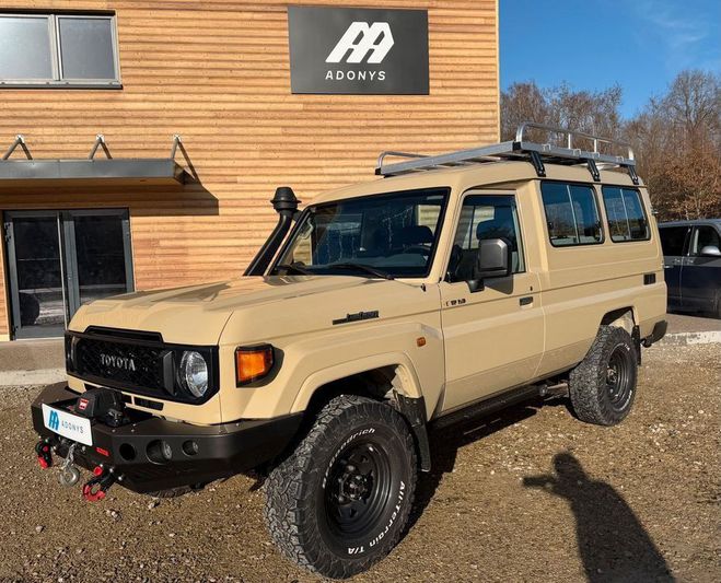 Cliquer pour voir la photo suivante Toyota Land Cruiser GRJ78 Beige de 2024