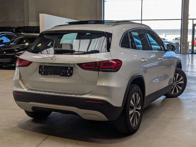 Mercedes Classe GLA 180 d 8GTRONIC TISSU CUIR-LED-NAVI-CAMER Argent M�tallis� de 