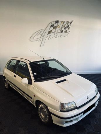  Voir d&eacute;tails -Renault Clio 1,8 16S &agrave; Montceau-les-Mines (71)