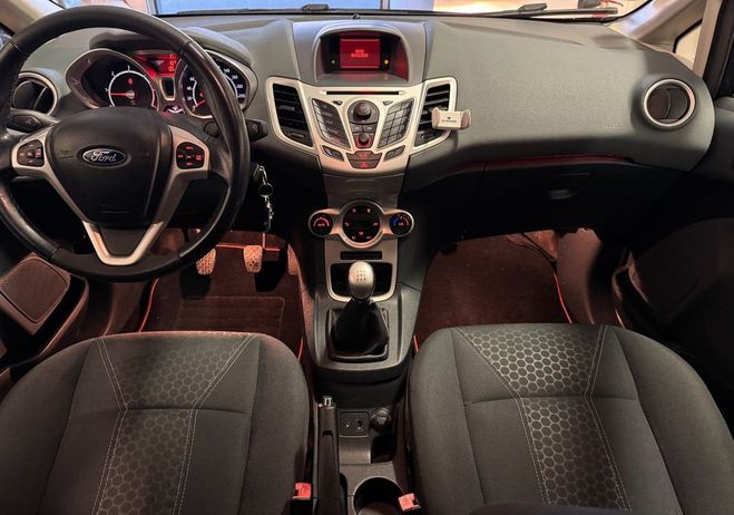 Ford Fiesta 1.6 tdci 95ch titanium Noir de 2011