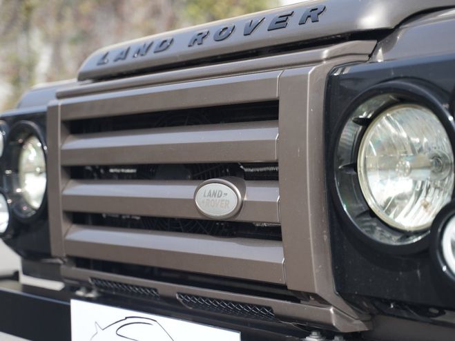 Land rover Defender LAND-ROVER 90 2.2 TD4 122 CH - BOITE AUT MARON / NOIR de 2013