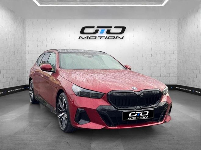 BMW Serie 5 touring 550e xDrive PHEV 489 ch BVA8 G61 Rouge Fire Red de 2024