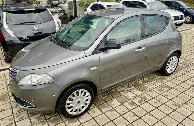 Lancia Ypsilon 1.2 8v Platinum 69CH + Stop&Start 5p GOL Gris M�tallis� de 2013