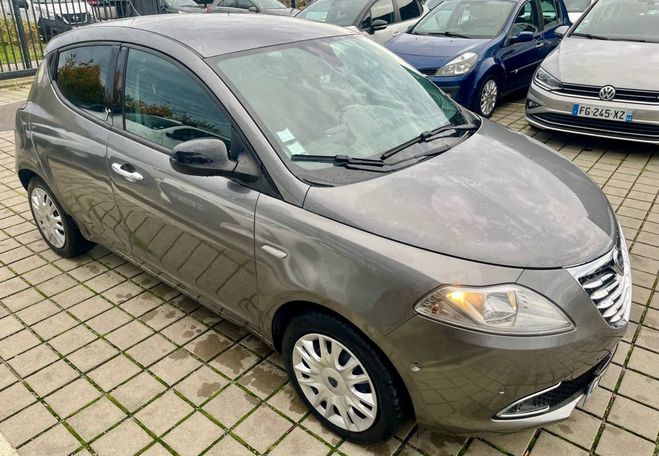 Lancia Ypsilon 1.2 8v Platinum 69CH + Stop&Start 5p GOL Gris M�tallis� de 2013