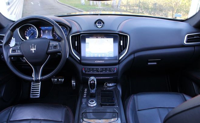 Maserati Ghibli iii 3.0 v6 diesel 275 granlusso auto -or Noir de 2017