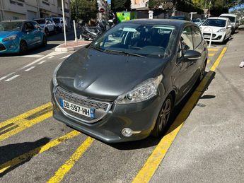  Voir d&eacute;tails -Peugeot 208 1.2 VTI ALLURE 5P &agrave; Cannes (06)