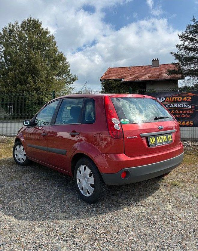 Ford Fiesta Ambiente 1,3L Duratec 69cv Essence Rouge de 2007