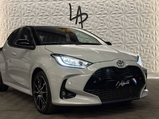 Toyota Yaris 130h GR Sport 5p MC24 GRIS de 2024