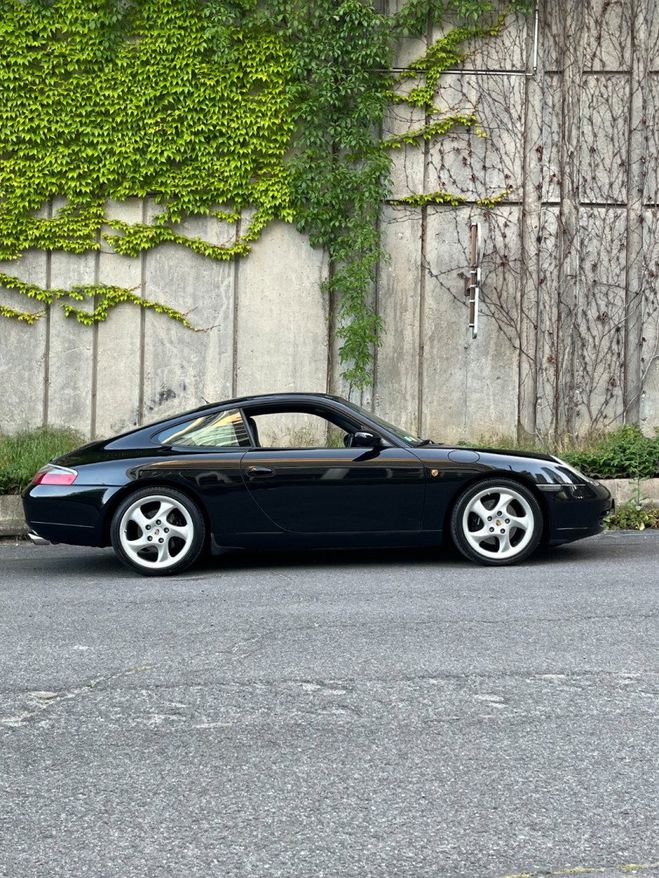 Porsche 911  noir profond de 2000