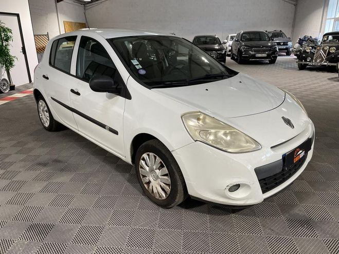 Renault Clio 3 (III) 75CH PHASE 2 - DISTRIBUTION NEUV Blanc M�tallis� de 2012