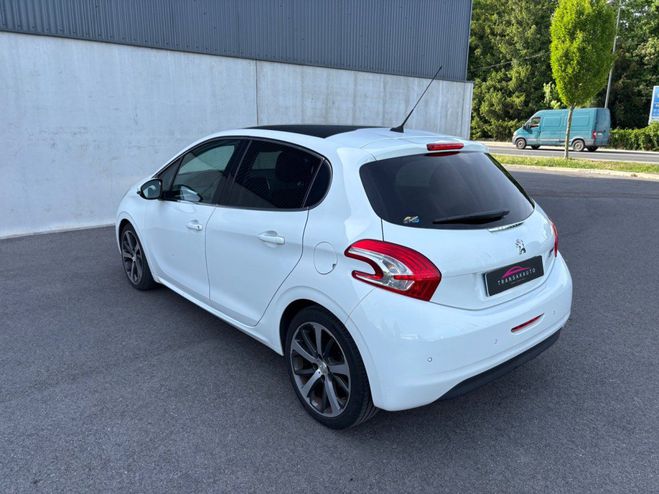 Peugeot 208 1.6l e-HDi 92cV BVM5 F�line - Toit Panor Blanc de 2014