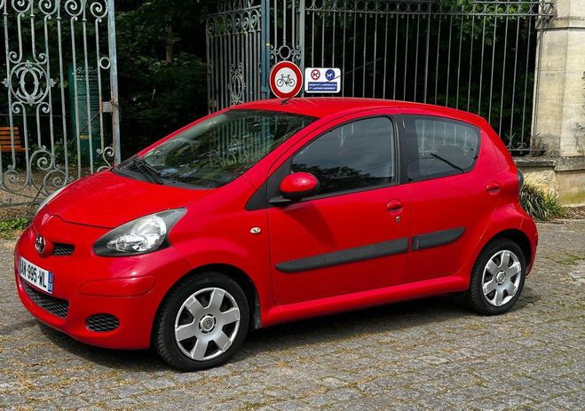 Toyota Aygo (2) 1.0 vvt-i confort 5p climatisation g Rouge de 2010
