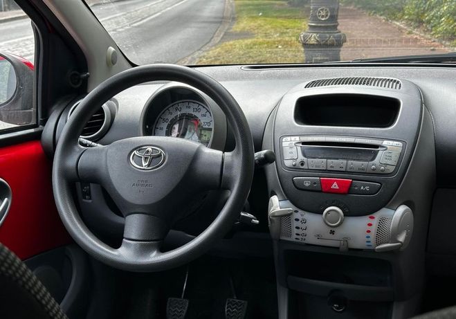 Toyota Aygo (2) 1.0 vvt-i confort 5p climatisation g Rouge de 2010